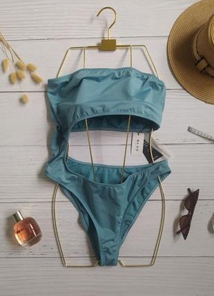 Купальник nakd сплошной голубой взыскательный бирюзовый с открытым боком xxl na-kd