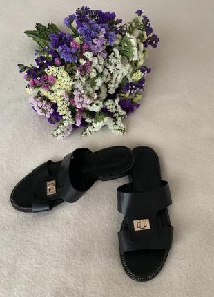 Кожаные черные шлепанцы