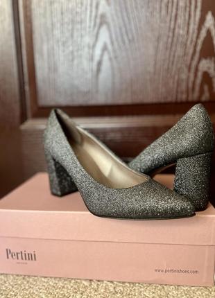 Новые серебристые итальянские кожаные туфли pertini на каблуке р.39 (25.5см)