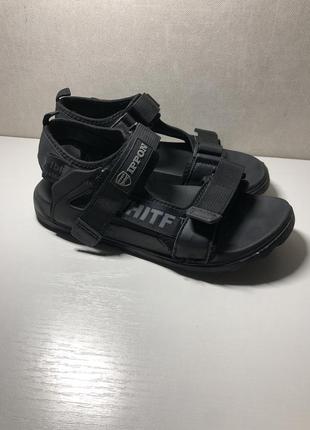 Модні та зручні босоніжки для хлопця