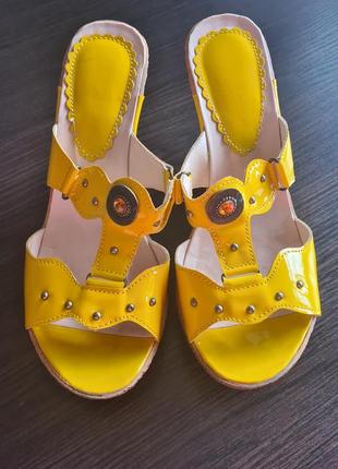 Шльопанці мюлі лаковані на танкетці жовті легкі жіночі