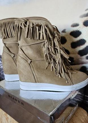 Кроссовки на танкетке новые женские