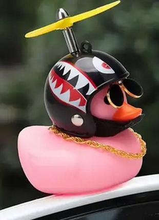 Автомобильная уточка на торпеду с черным шлемом в очках с цепочкой. утка для велосипеда, самоката розовая