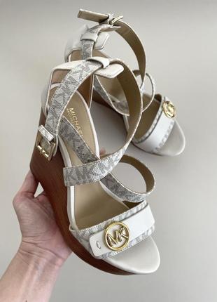 Оригинальные босоножки quantity kors