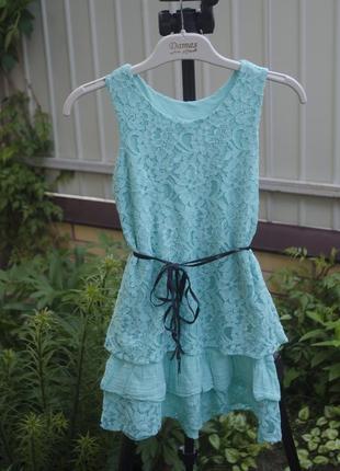 Мереживна сукня без рукавів з поясом