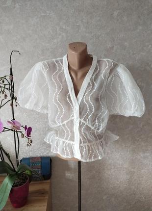 Белая блуза с блестками, застегивается пуговицами, рукав короткий объемный с резинкой.