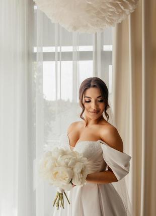 Весільна сукня зі шлейфом та розрізом на ніжці