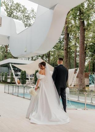 Весільна сукня зі шлейфом та розрізом на ніжці