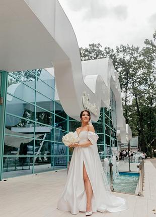 Весільна сукня зі шлейфом та розрізом на ніжці