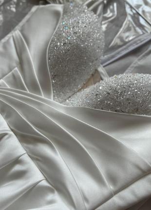 Весільна сукня зі шлейфом та розрізом на ніжці