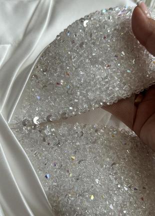 Весільна сукня зі шлейфом та розрізом на ніжці