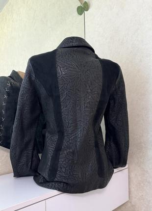 Стильная женская кожаная куртка черного цвета8 фото
