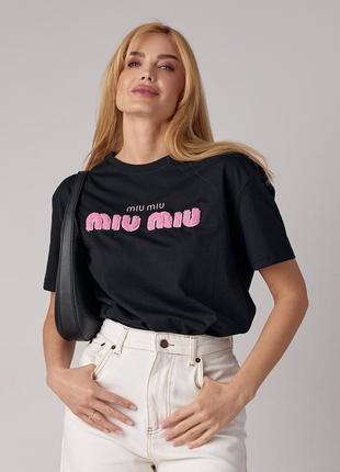 Трикотажна футболка з написом miu miu