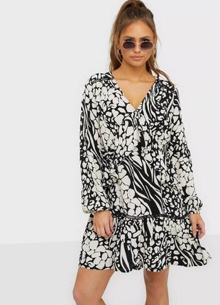 Платье черно-белое