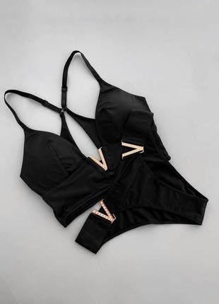 Купальник в стиле victoria secret с v-образными пряжками