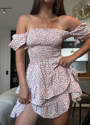 Ніжна принтована квіткова сукня міні з рюшиками стильне літнє плаття софт