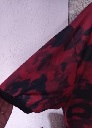 Мужская спортивная футболка.