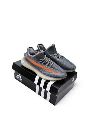 Чоловічі кросівки adidas yeezy boost 350 v2 темно-сірі з помаранчевим7 фото