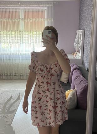Дуже мила жіноча сукня.