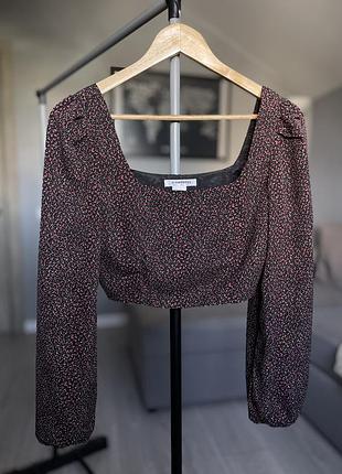 Гарна вкорочена блуза топ з рукавами