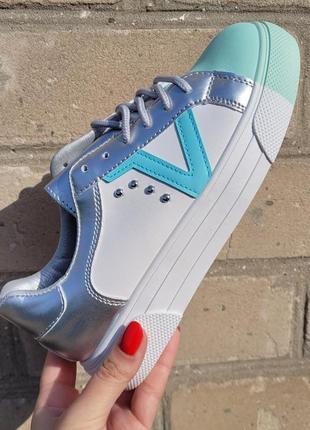 Жіночі кросівки білі зі сріблом