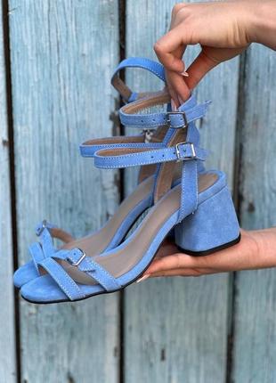 Нежные легкие кожаные босоножки