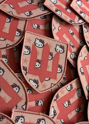 #дш039 шеврон "hello kitty" на рожевому фоні, 8*7 см