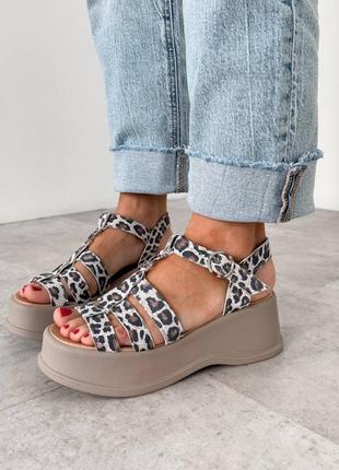 Білі леопардові жіночі босоніжки на високій підошві потовщеній з натурального велюру жіночі леопардові босоніжки