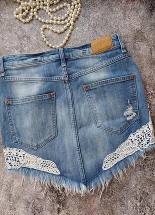 Стильная джинсовая юбка с потертостями разрывами и кружевом perfect jeans ginatricot р.362 фото