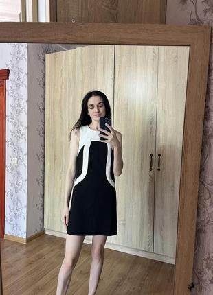 Чорне плаття з білими вставками xs