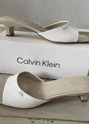 Шльопанці на маленькому підборі calvin klein розмір 39, шкіра, лак. kitten heels