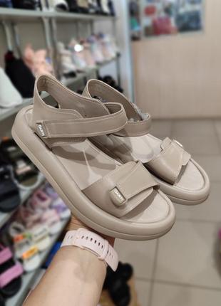 Босоножки женские кожаные