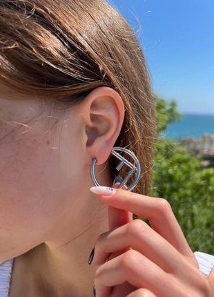 Брендовые серьги кольца серебряного цвета