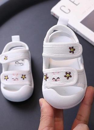 Очень красивые босоножки для маленьких модниц