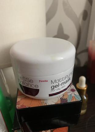 Лот косметики декоративной и уходовой