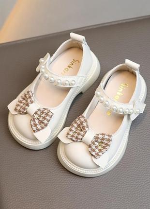 Ніжні білі туфельки