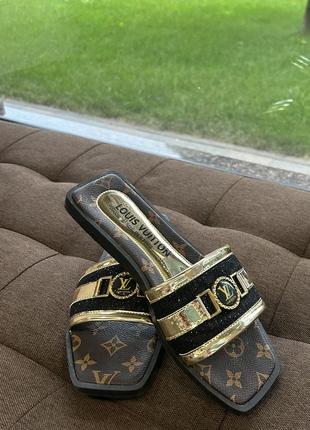 Шикарні шльопанці в стилі louis vuitton.