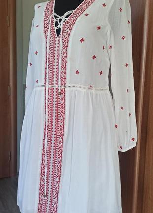 Вышиванное белое платье