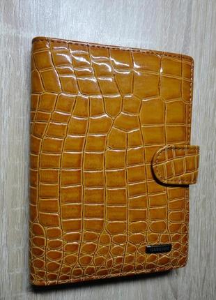 Подвійна шкіряна обкладинка на паспорт hassion (лакова шкіра, світло-коричнева)