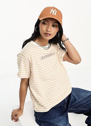 Футболка нереально стильная приятная к телу идет как оверсайз levis