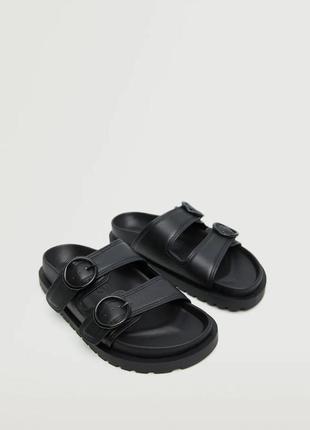 Сандалії з ремінцями та пряжкою , шлепки от mango