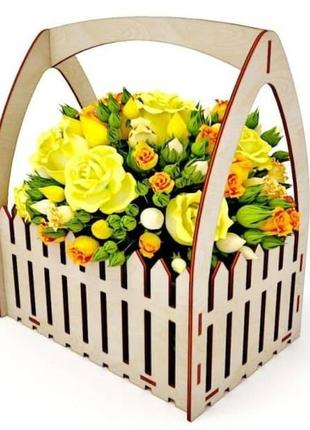 Подарункова корзинка для квітів1 фото