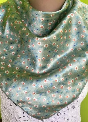 Атласна хустина oriflame на шию в ромашки