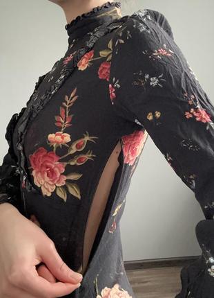 Черное мини платье в цветочный принт4 фото
