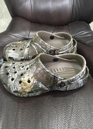 Крокс класік клог  камуфляж crocs and classic realtree Bleu clog walnut