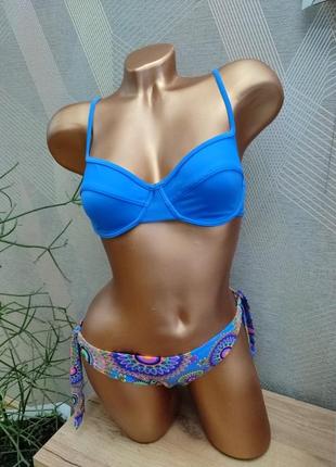 Красивый купальник с яркими плавками