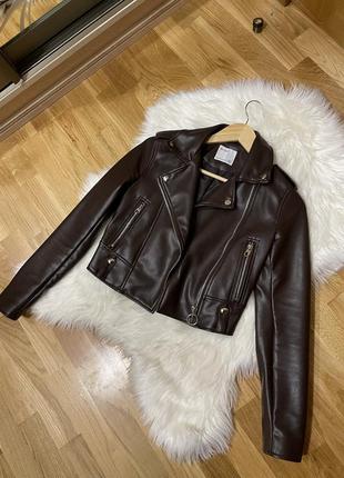 Укорочена куртка косуха bershka
