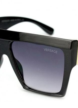 Сонцезахисні окуляри в стилі versace