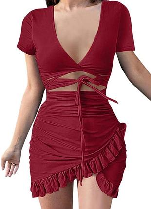 Платье белого цвета по переду на завязках