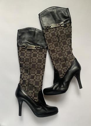 Чоботи на підборах versace